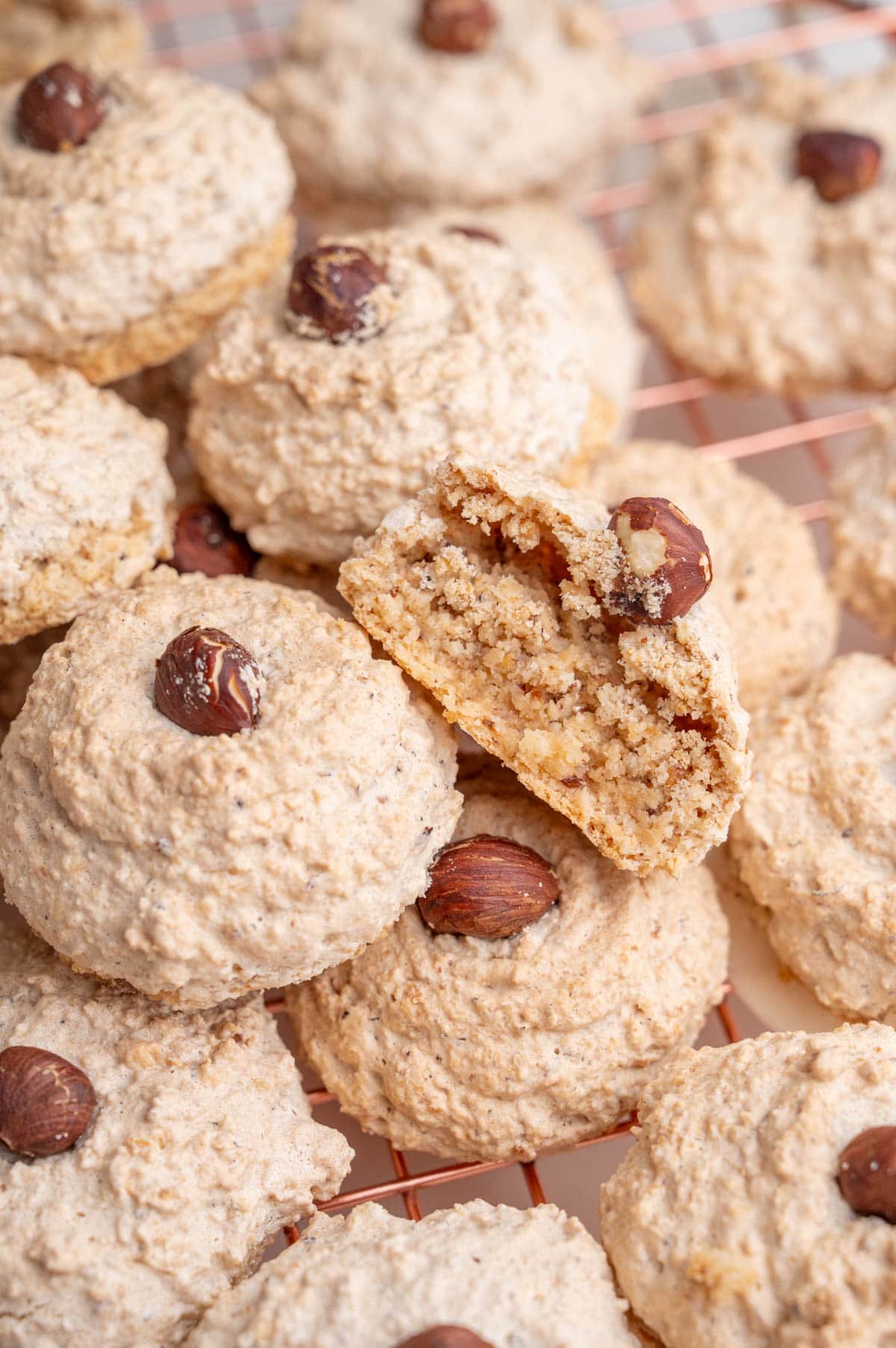 Nussmakronen cookies on a wire rack.
