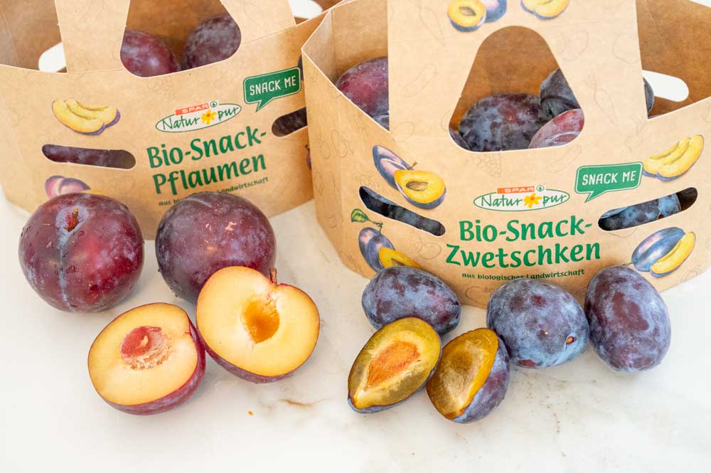 A photo showing different types of German plums - Pflaumen and Zwetschken.